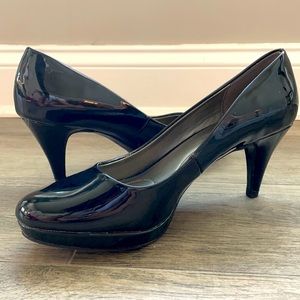 •Classic Black Pumps•